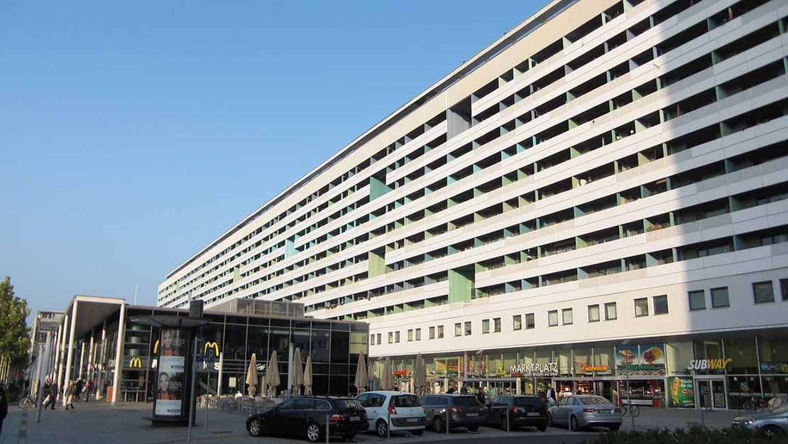 Wohnhaus mit vielen Balkons am Dresdner Marktplatz