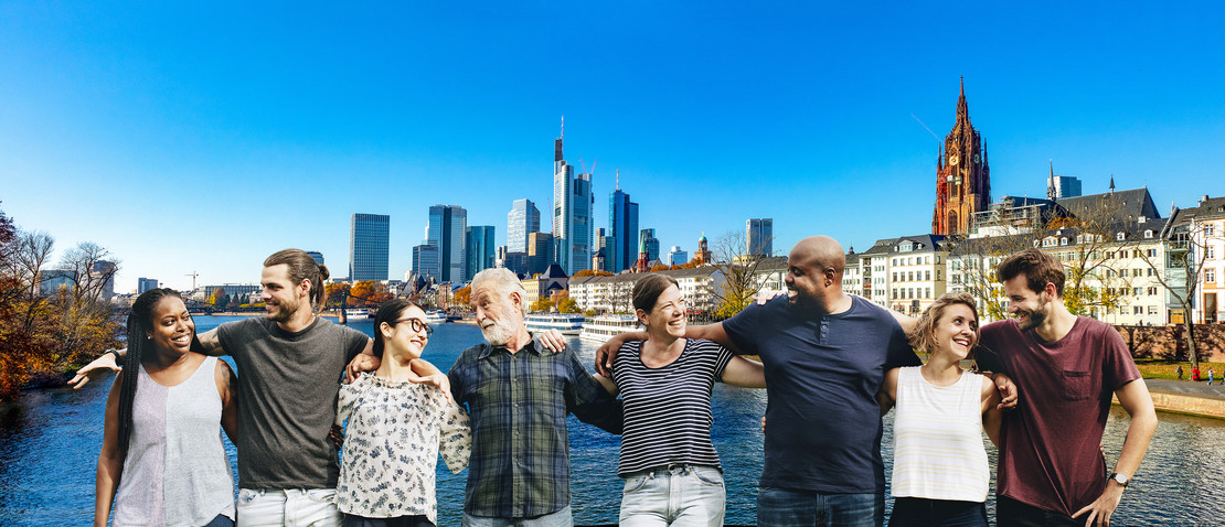 Menschenkette vor Frankfurter Skyline