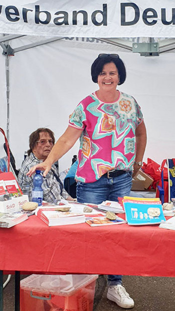 Helma Göb und Landesvorsitzende Birgit Kömpel am Infostand des SoVD.