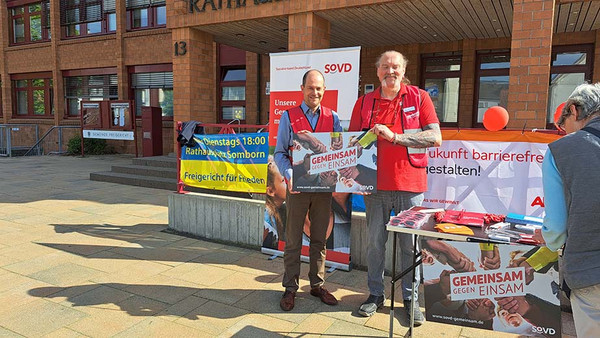 Bürgermeister Dr. Eitz und Thomas Hammer am Infostand.