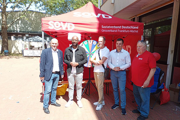 Von links: Uwe Serke, Armand Zorn, Oliver Göbel (Sozialbezirksvorsteher Stadt Frankfurt), Lino Leudesdorff und Walter Hartmann (SoVD) am Infostand.