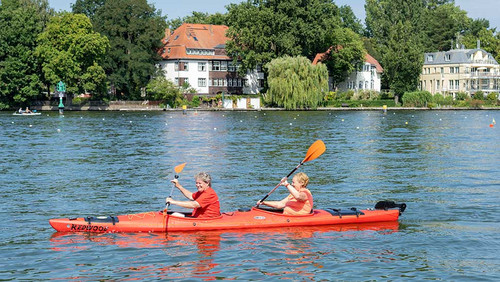 Zwei Menschen in einem roten Boot. 