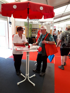 Marita Schliephorst, Kreisvorsitzende Hersfeld-Fulda, Werra-Meißner Kreis, im Gespräch mit einem Interessenten Marita Schliephorst, Kreisvorsitzende Hersfeld-Fulda, Werra-Meißner Kreis, im Gespräch mit einem Interessenten