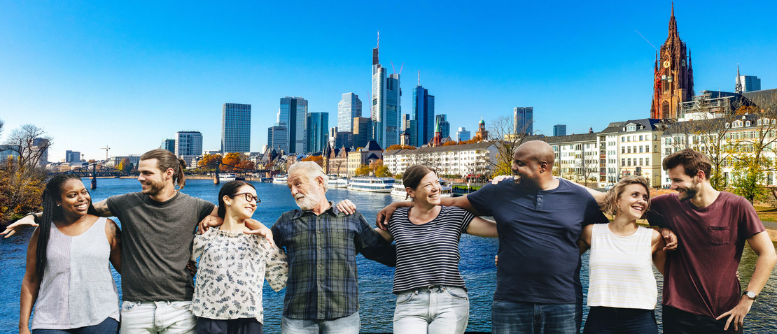 Menschenkette vor Frankfurter Skyline