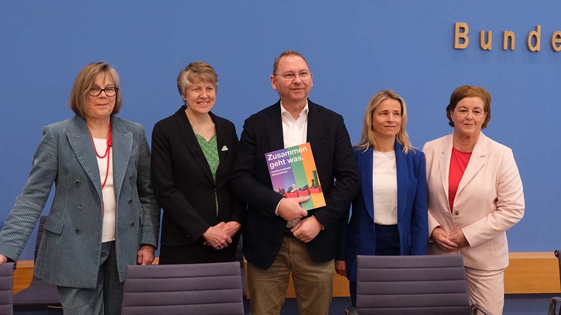 Fünf Personen vor einer blauen Wand mit der Aufschrift "Bundespressekonferenz"