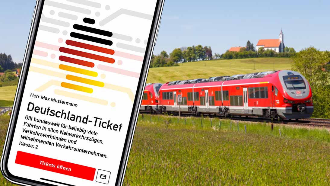 Eine Regionalbahn fährt durch die Landschaft. Davor ein Handy mit Deutschlandticket. 