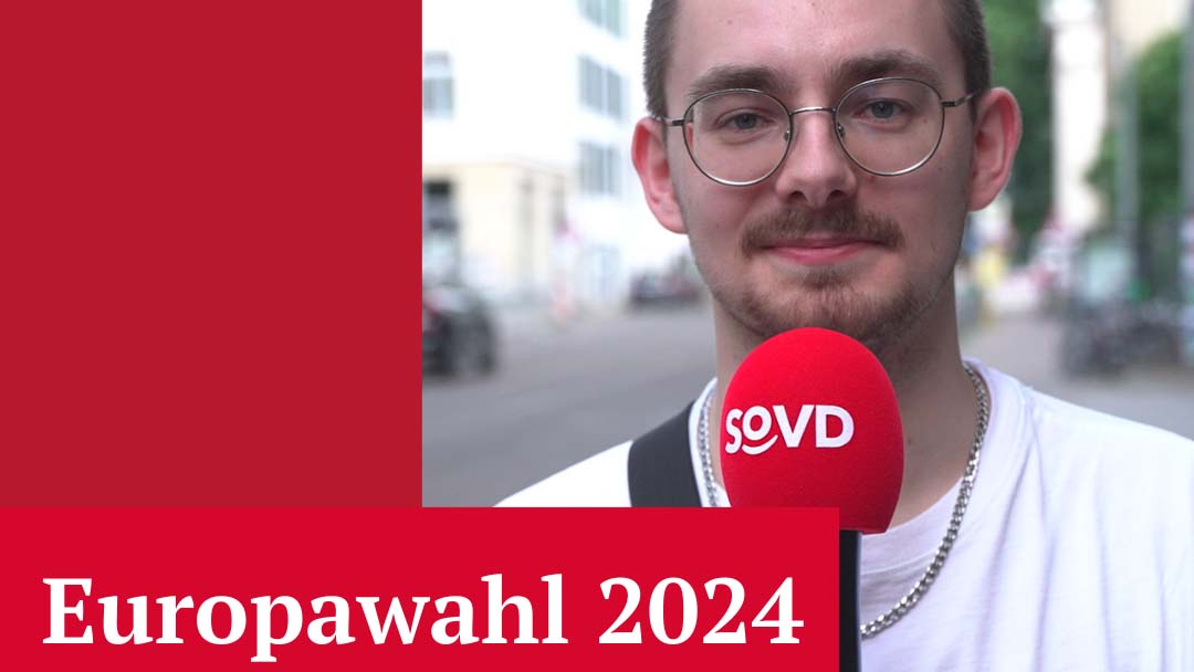 Junger Mann mit SoVD-Mirkofon und der Text "Europawahl 2024".