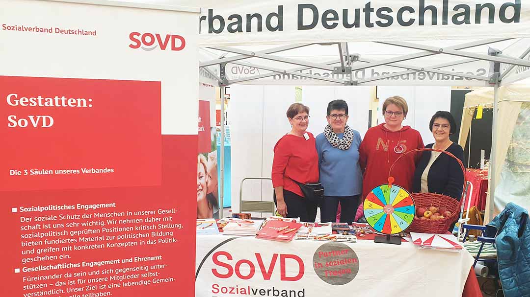 Marita Schliephorst, Anita Schreiter, Bianca Tobi und Doris Wagner am SoVD-Stand der Familienmesse in Rotenburg an der Fulda