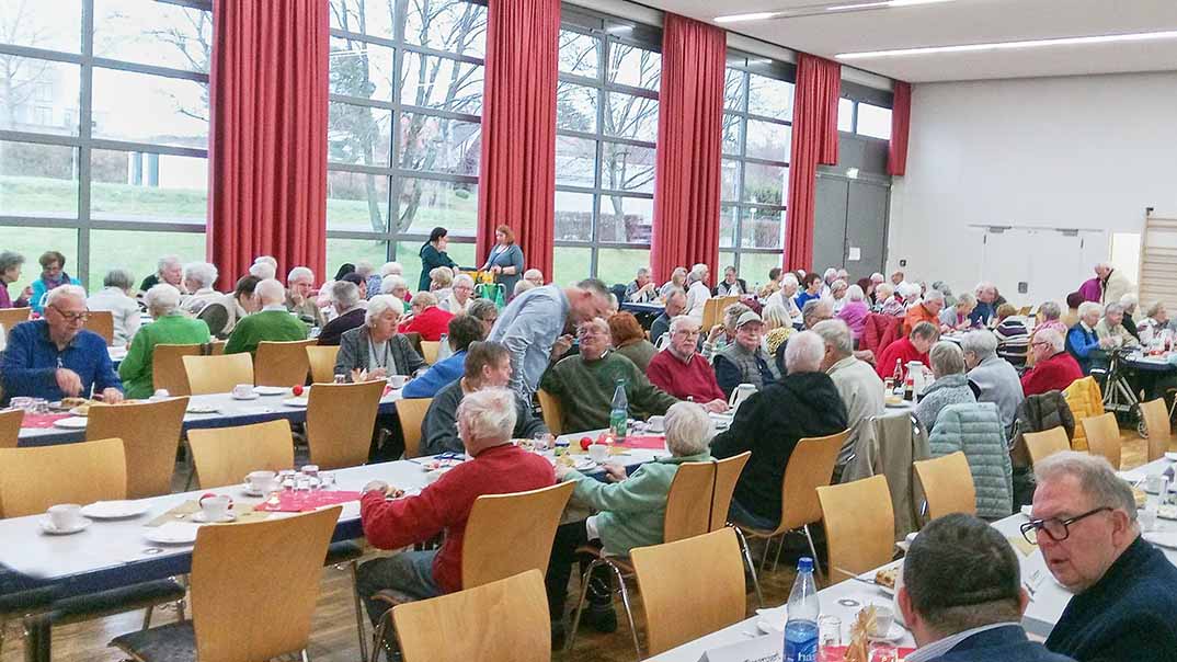 Ein Saal voller Menschen